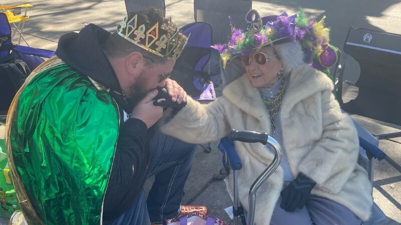 New Orleans woman, 103, waits on Uptown route to see 80-year-old parading daughter